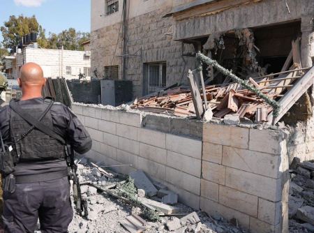 فيديو : الشرطة الاسرائيلية تنهي هدم منزل خالد المحتسب في بيت حنينا بالقدس